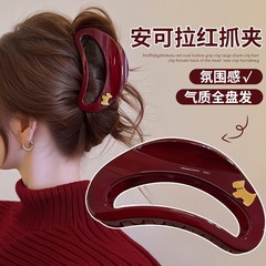 アンコラの赤い楕円の透かし彫りは大きいサイズのサメを挟んで髪を挟みます。