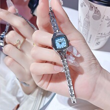 ���С��ѧ���������������Լ����ֵ�Ͻ��ˮʯӢ�ֱ�Ĭ��Ů