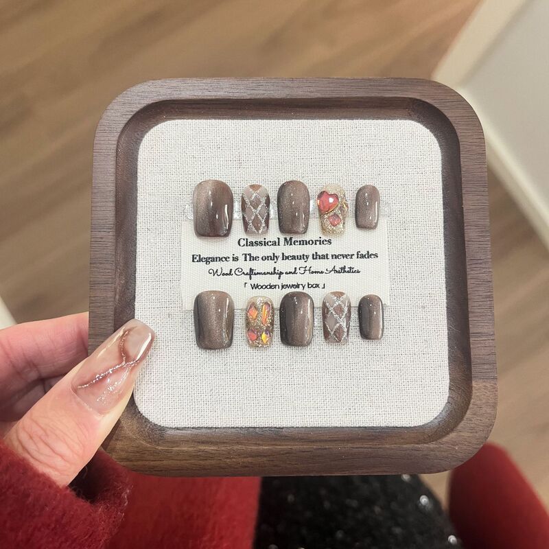 New Year's Wear Mademoiselle Khaqi High-end Autumn and Winter Cat's Eye Hand-painted Checkerboard Manicure Nail Patch White