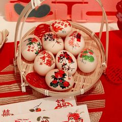 喜字は婚約して台を並べて卵のシールの結婚用品の大全を配置します。