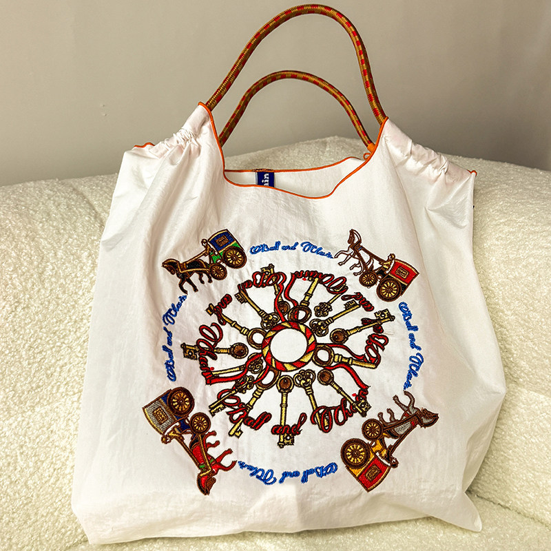 厳選ネット赤同項日系ボールチェーン刺繍レジ袋女性ファッション小衆大容量シングルバッグ潮