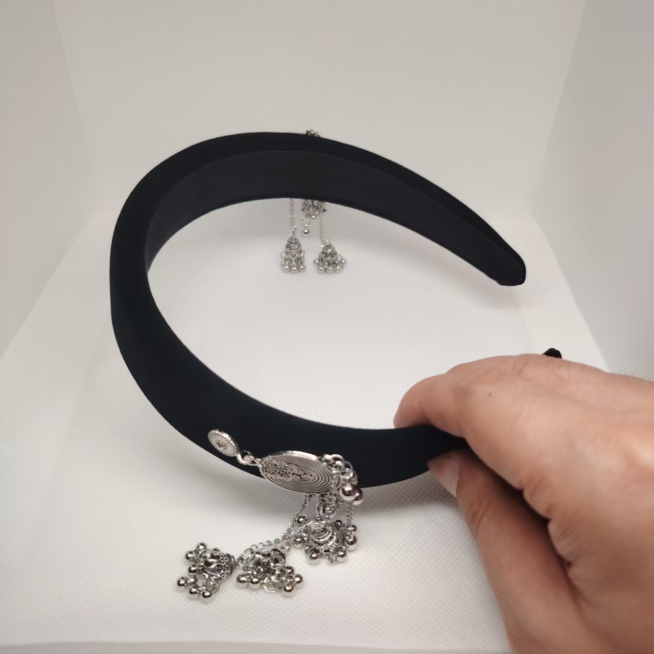 黑色丝绒银色流苏发箍