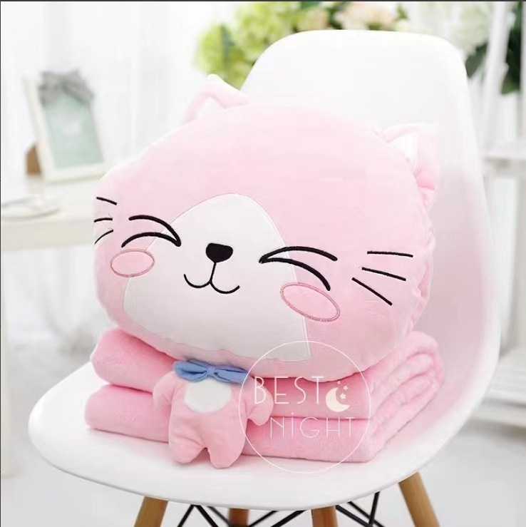 핑크색 눈을 가늘게 뜨고 있는 고양이 40cm