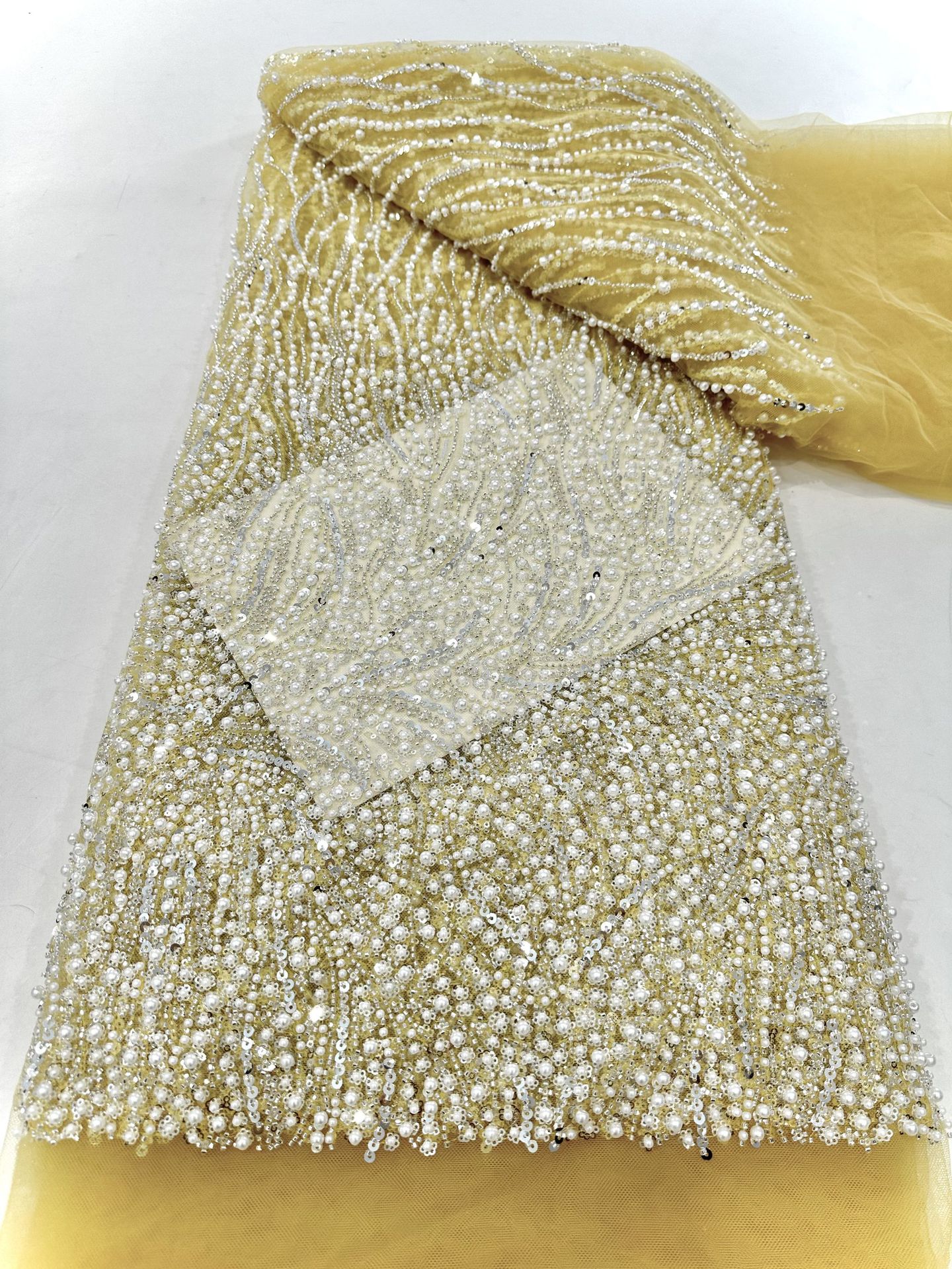Tela de encaje bordada, bordado pesado con cuentas grandes y patrones florales por todas partes, base de malla de encaje con bordado de tubo de cuentas, tela para vestido de novia.