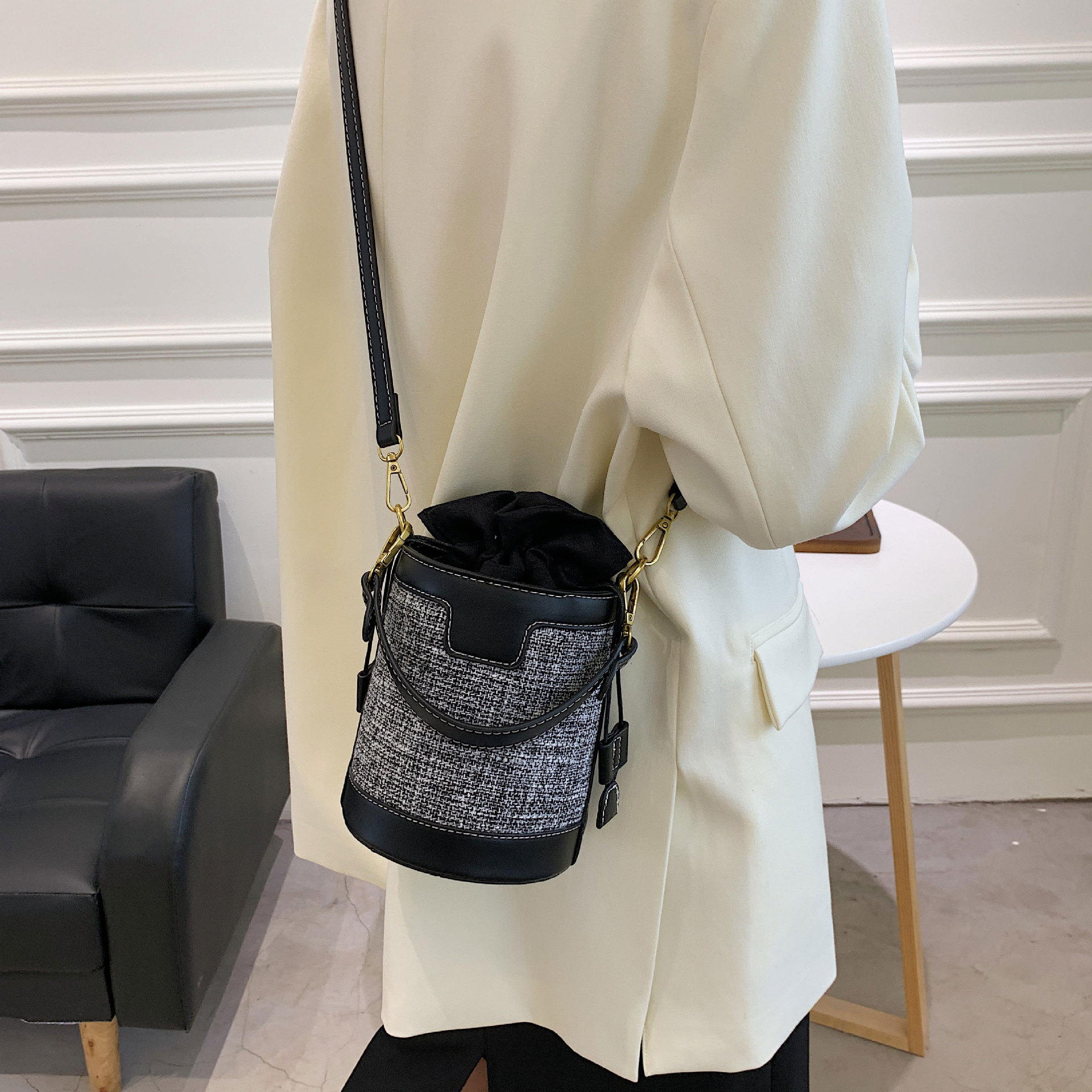 Bolso tipo cubo para mujer, nuevo estilo coreano 2026, bolso de hombro cilíndrico, bandolera retro de lona con bloques de color, a la moda