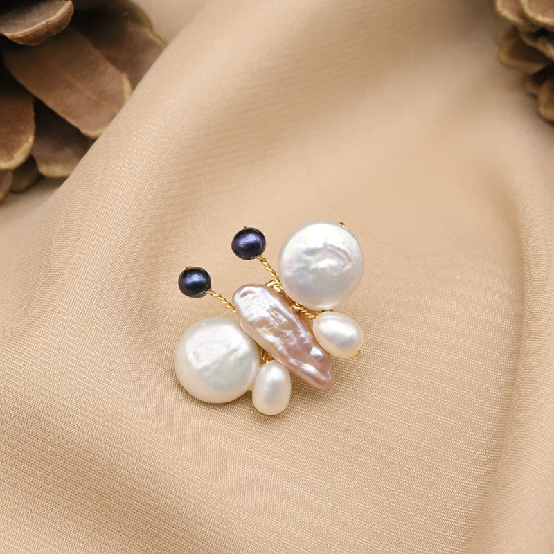 Broche de perlas naturales con borlas de bambú marino y flores, moda de alta gama, redondo y exquisito, broche de perlas estilo Chanel de alta calidad para mujer.