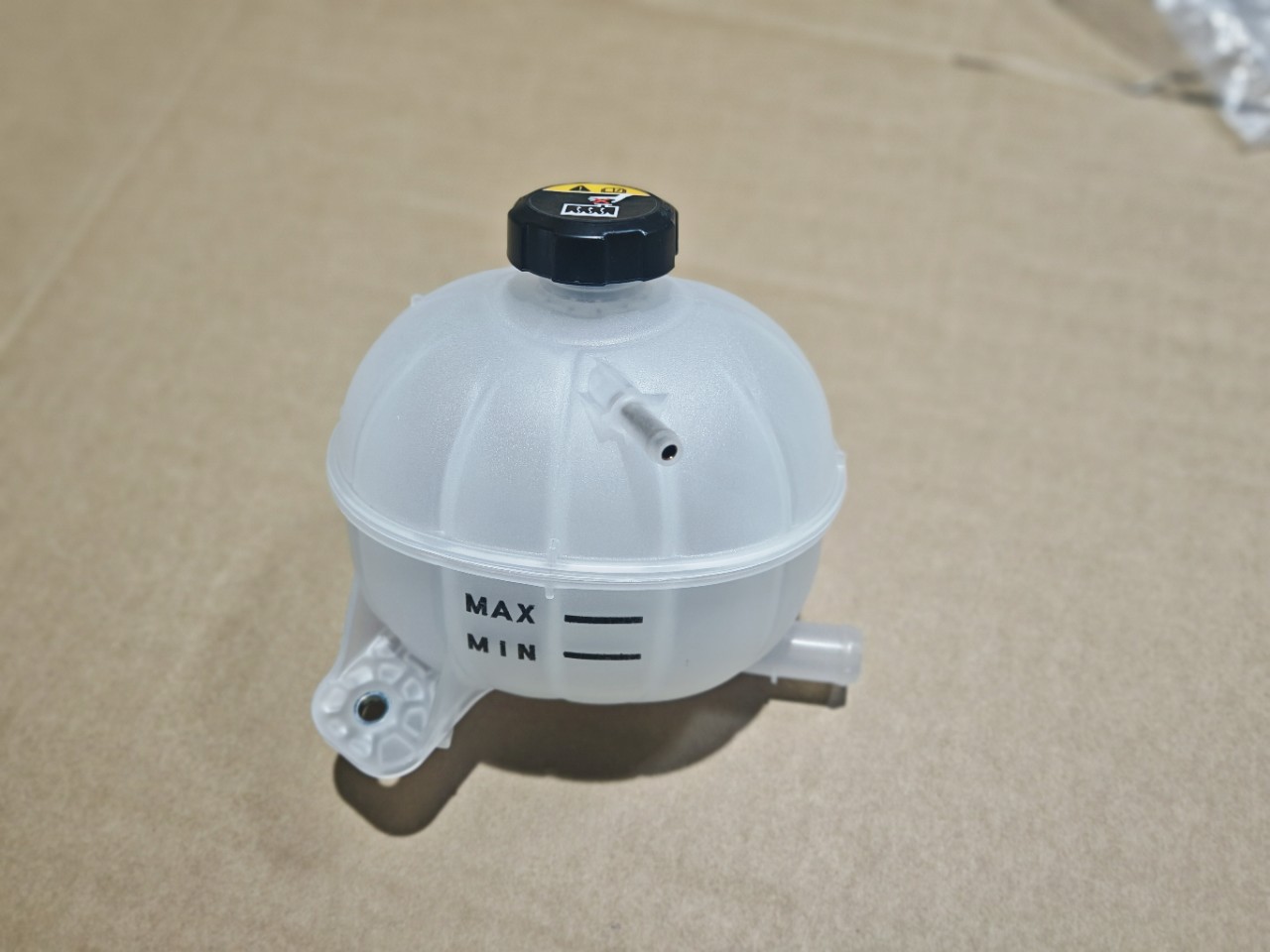 Manufacturers produce new car water tank Tousheng expansion kettle 25431-D3500 Tousheng kettle expansion tank