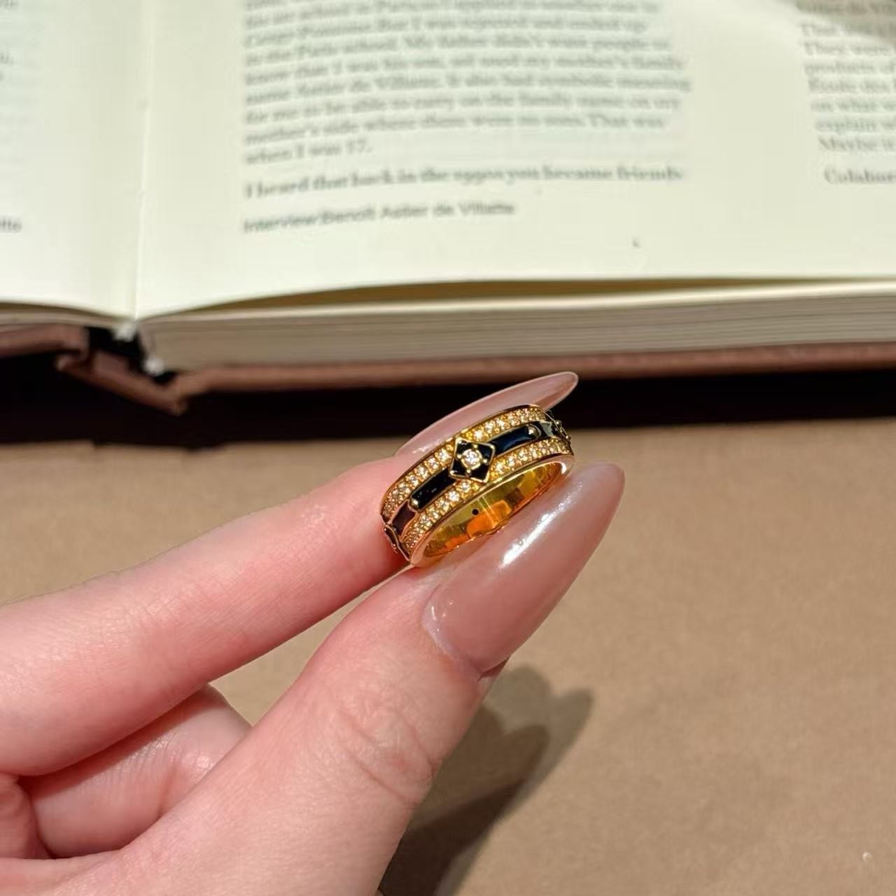 Vintage enamel black drip glaze super shiny zircon ring, a new popular item on Instagram for women, with a light luxury texture and high-end niche accessory