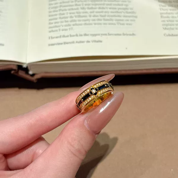 Vintage enamel black drip glaze super shiny zircon ring, a new popular item on Instagram for women, with a light luxury texture and high-end niche accessory