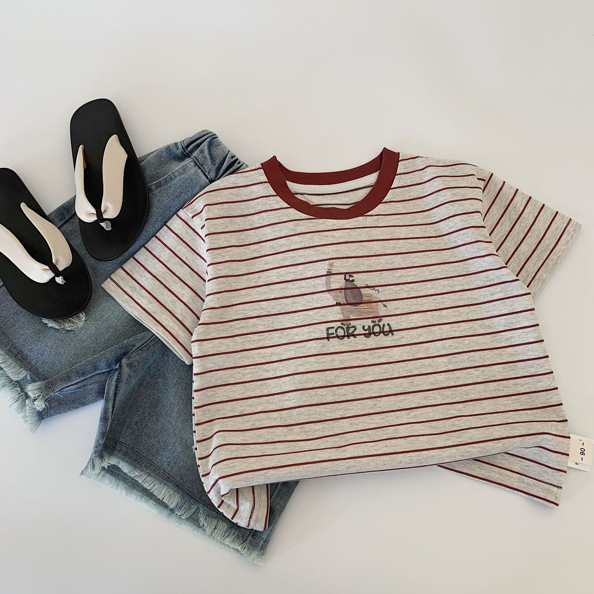 Camiseta a rayas de manga corta para niños Maibao 2025 verano nuevo estilo niño coreano verano niño niño medio manga superior al por mayor