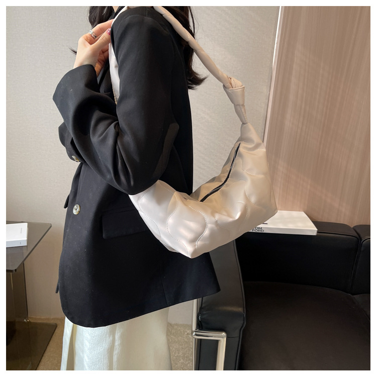 Women's Medium Autumn Canvas Solid Color Streetwear Dumpling Shape Zipper Cloud Shape Bag display picture 2