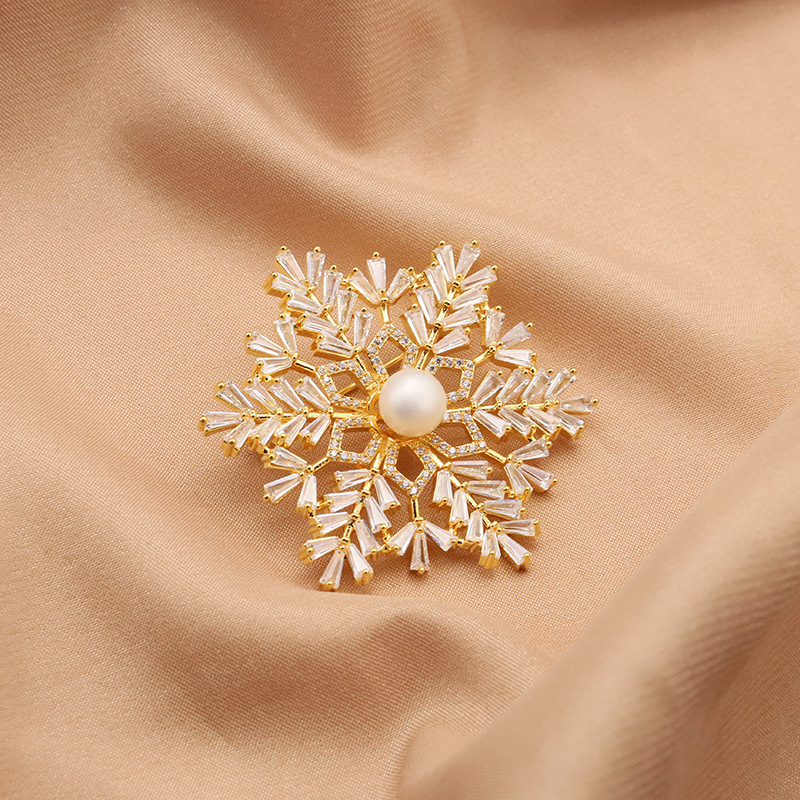 Estilo coreano de agua dulce perla copo nieve ZIRCON broche moda elegante ropa simple pin 18K oro real galvanoplastia color protección
