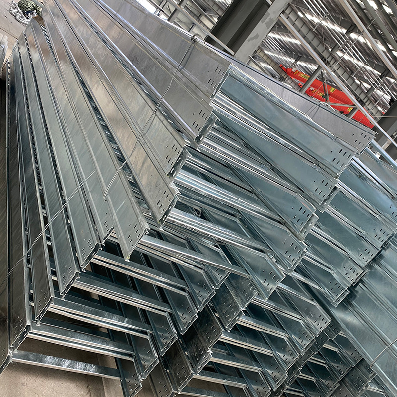 镀锌槽式电缆桥架厂家 大跨距电缆桥架带隔板 镀锌大跨距桥架
