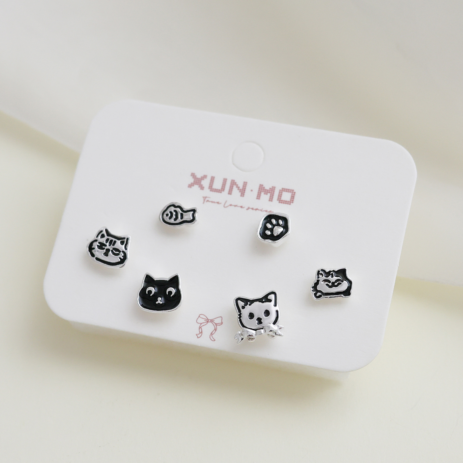 Juego de pendientes de aguja plateados, sencillos y compactos para mujer, pendientes geométricos en forma de corazón, bonitos, dulces y versátiles, venta al por mayor para puestos de mercado