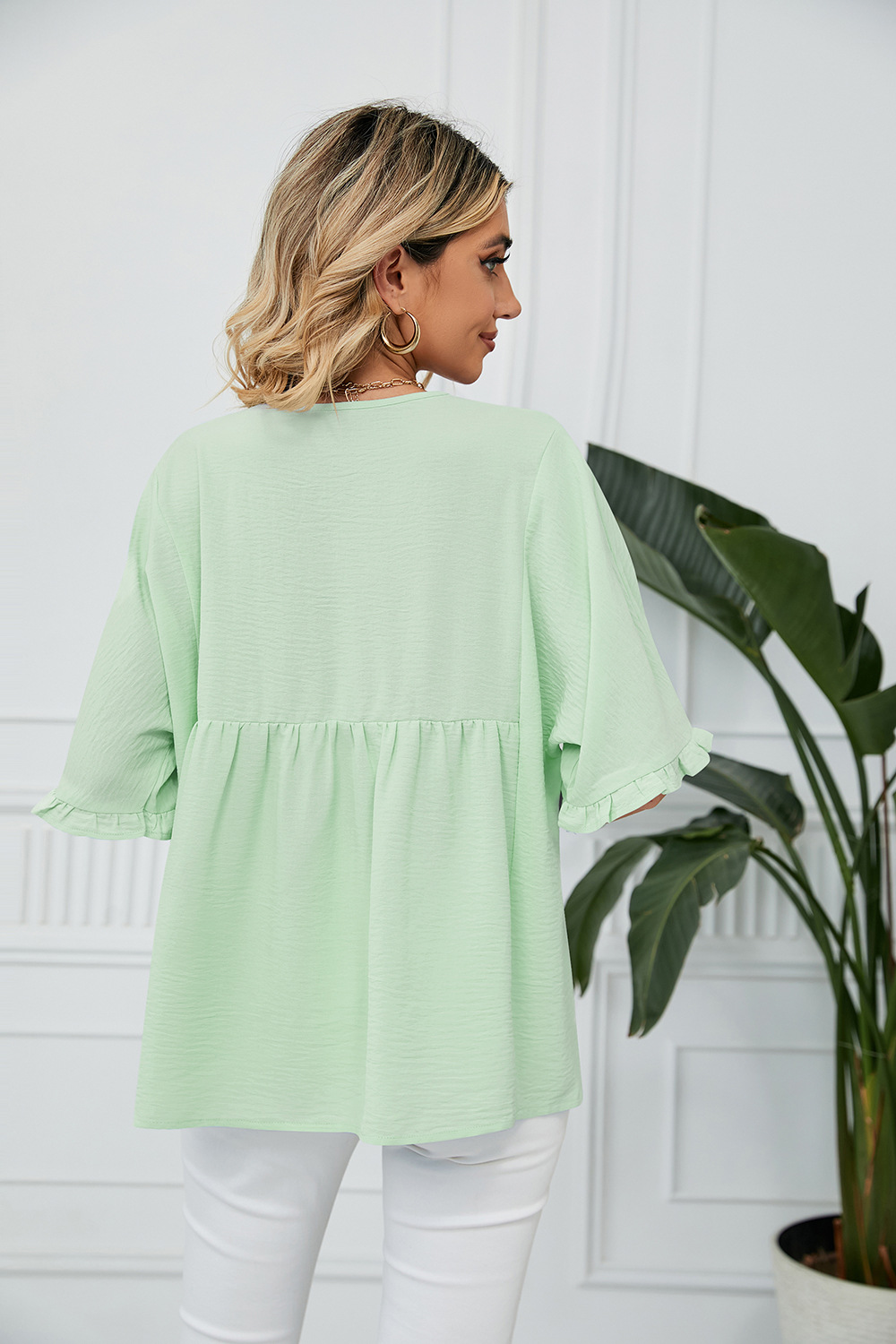 Γυναικεία ρούχα με μασίφ λαιμόκοψη σε φαρδιά πλισέ πάνελ με μεσαίο μανίκι μπλούζες σιφόν_voghion.com