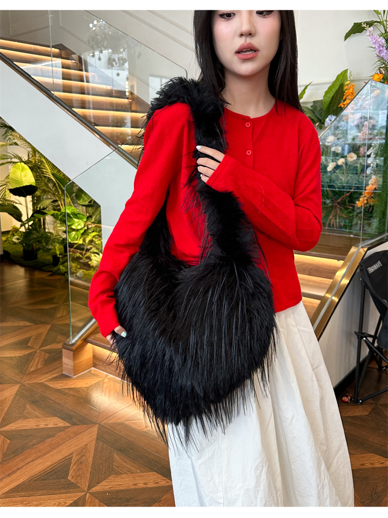 Women's 2024 autumn/winter new tassel heart-shaped fur plush spicy punk style large capacity shoulder bag_voghion.com