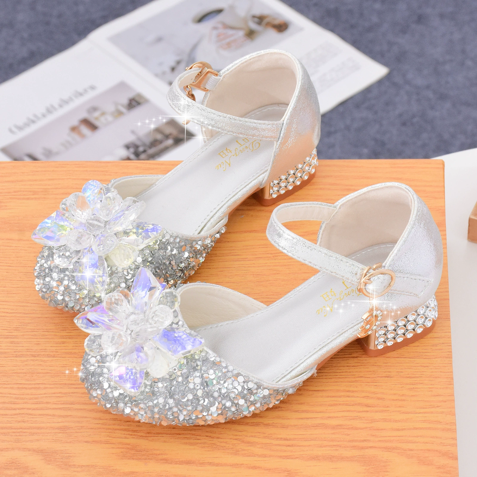 Обувь принцессы для девочек, летние новые детские сандалии, серебристые туфли на высоком каблуке, туфли с кристаллами, кожаная обувь с носком