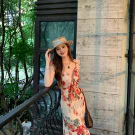 度假风独特漂亮碎花V领系带吊带连衣裙女夏季修身气质荷叶边长裙