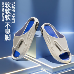 夏の新型カップルはスポーツビーチを着ています。