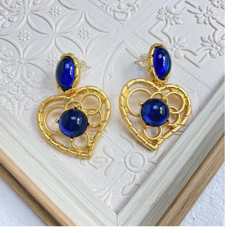 Retro Heart Shape Alloy Plating Hollow Out Inlay Artificial Gemstones Women's Drop Earrings 1 Pair display picture 4