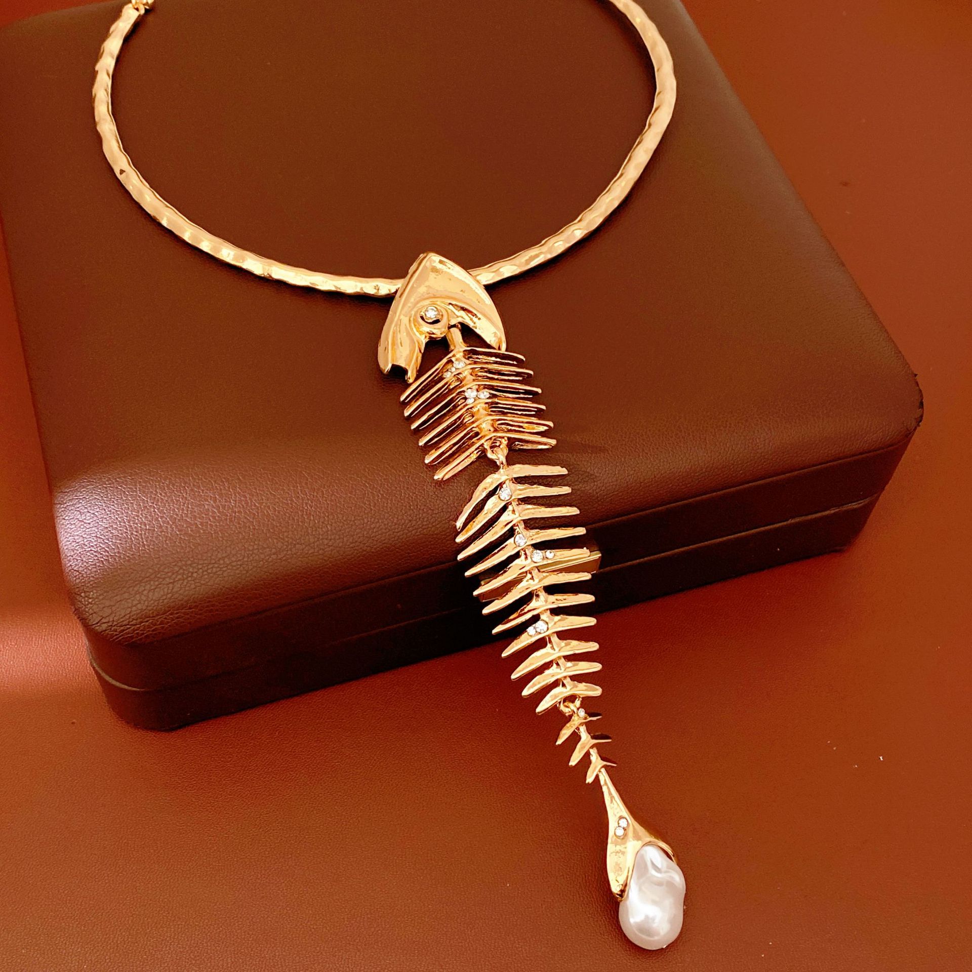 Collar de perlas de hueso de pez con diamantes personalidad de moda alta sensación de exageración collar ligero lujo nicho conjunto de joyería al por mayor image 10