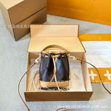 �¿��ϻ�nano����СˮͰ��������Ƥ�μ�б������߶˕r�н���Ů��