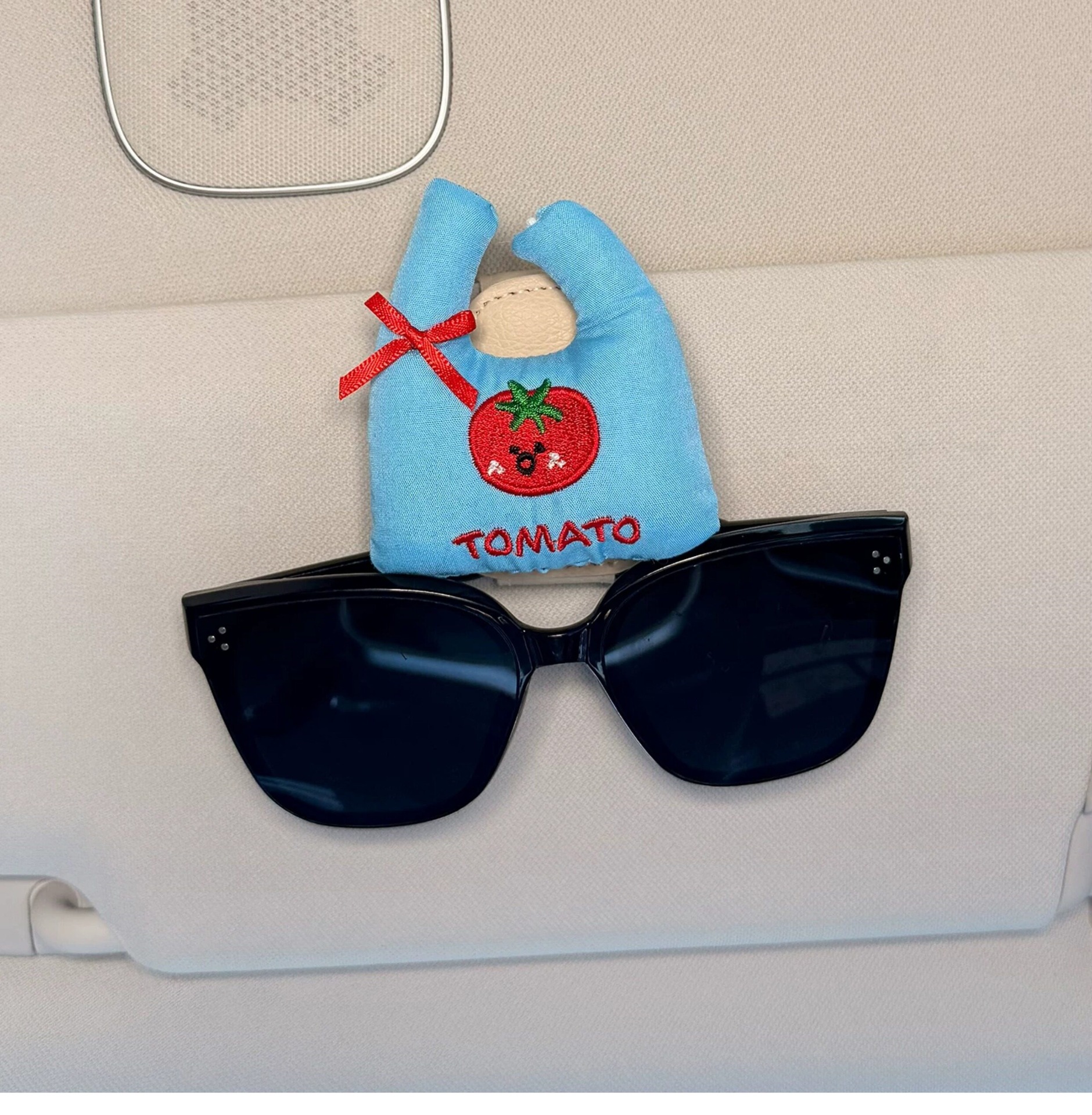 2026 New Model Car Glasses Holder for Interior Use, Sunglasses Storage Clip, Sun Visor Magnetic Mount for Women