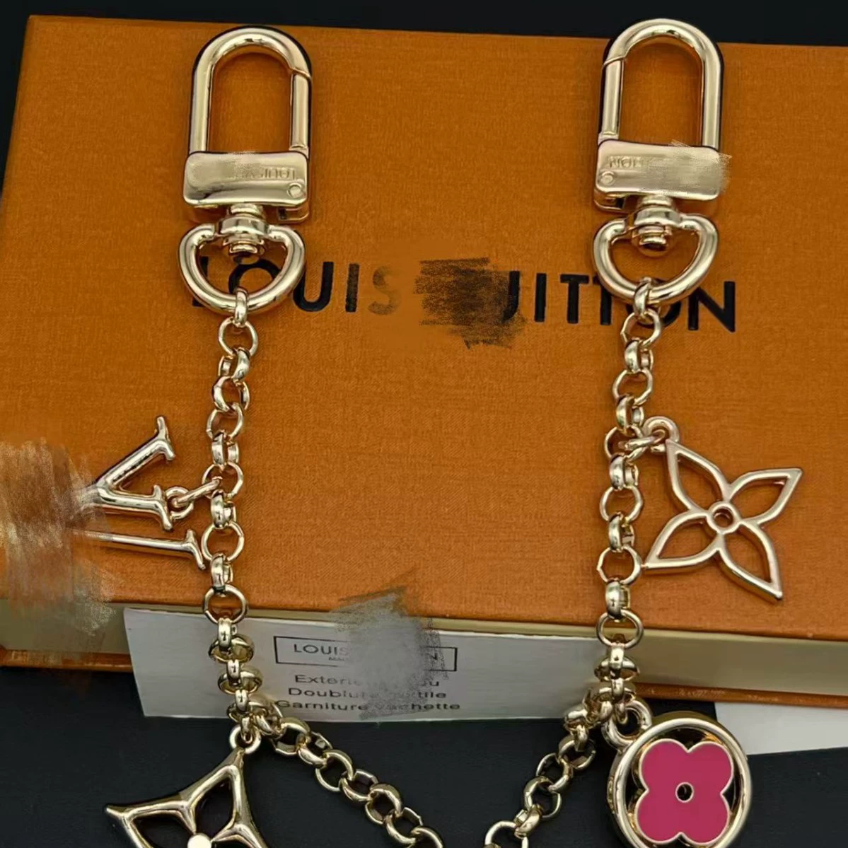 Подвеска на цепочке в виде сумки V Louis Vuitton, доступна в серебре/золоте, с буквами LV и четырехлистником на цепочке