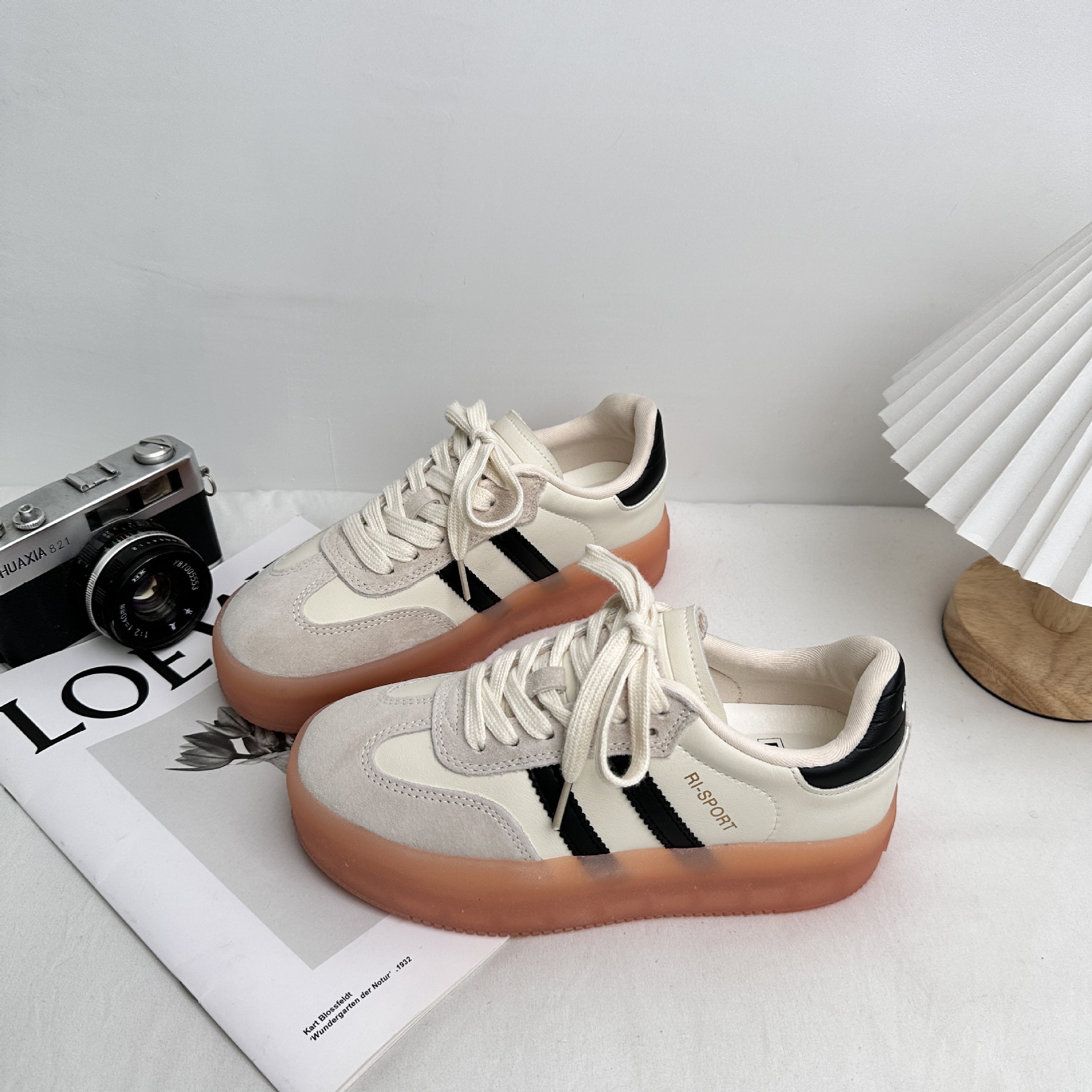 Plantillas de látex XY-A395/zapatos de tabla de altura de suela gruesa zapatos de mujer 2025 primavera nuevos zapatos de entrenamiento alemanes zapatos casuales punta redonda