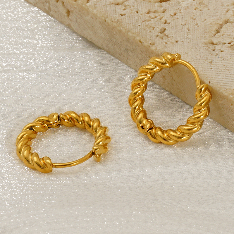 Pendientes chapados en oro de acero inoxidable de nueva moda europea y americana, sentido de diseño minimalista, todo fósforo, exquisito anillo de oreja pequeña de giro de acero de titanio para mujer