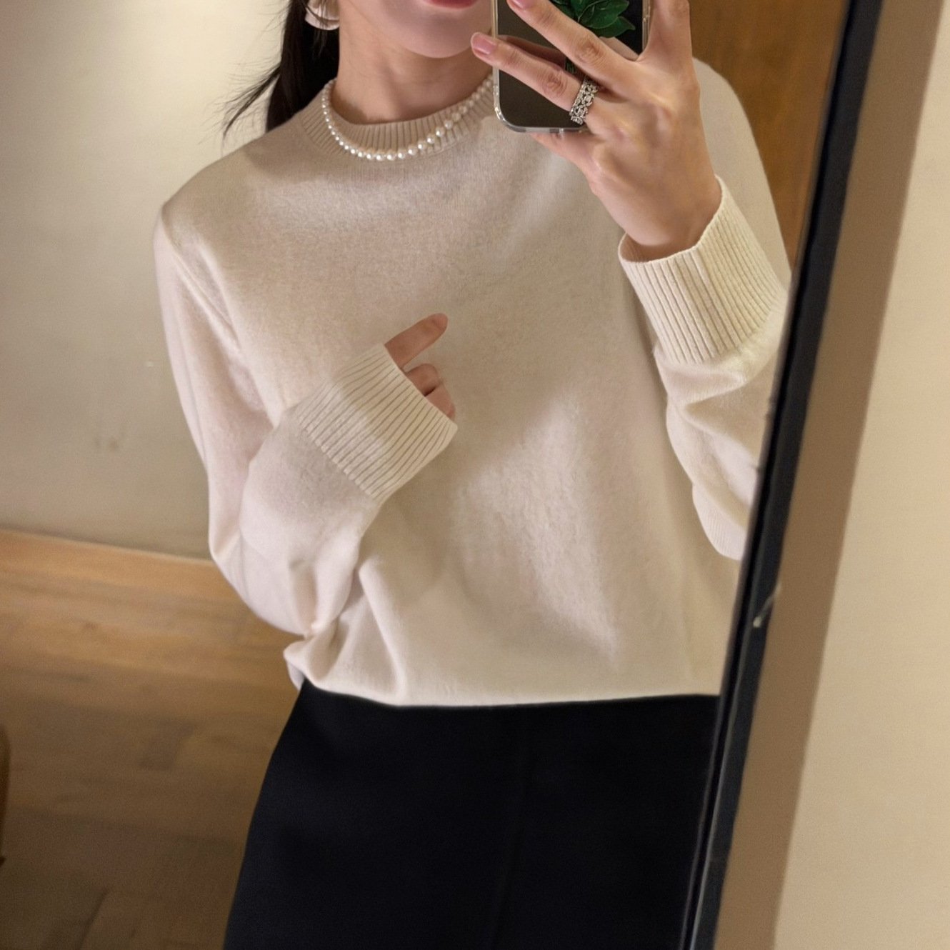 Classic Taste Cashmere Round Neck Short Knitted Sweater Black White Pink Ming Style