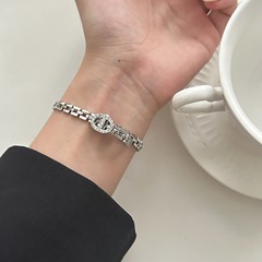 轻奢高级感镶钻猪鼻子手链女独特金属表带小众设计手环可调节手饰