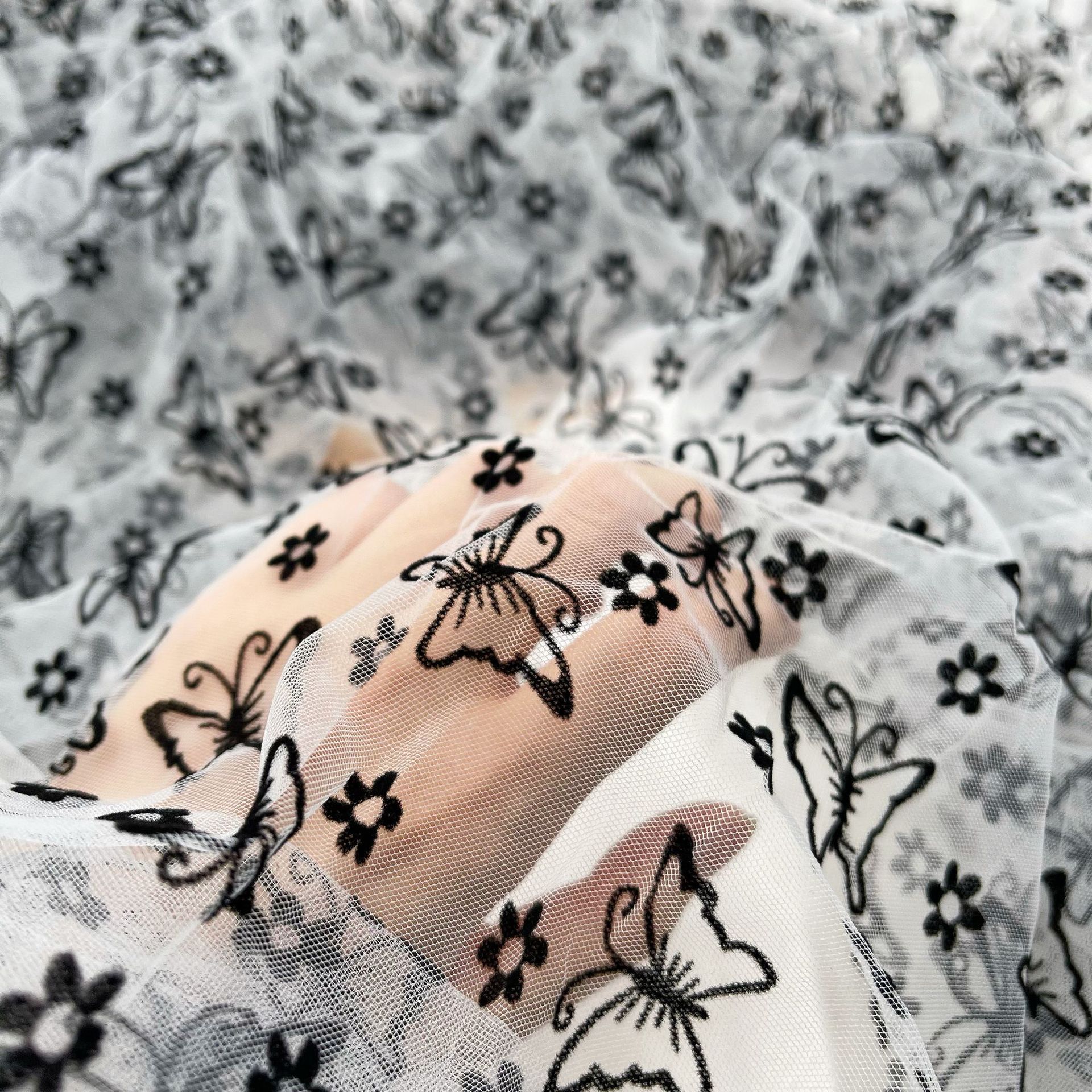 Diamante malla flocado mariposa pequeña flor hilados ropa para niños Hanfu Lolita mantel en stock suministro directo