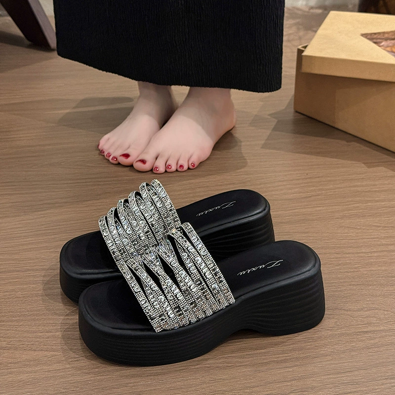 Летние пляжные шлепанцы для женщин, модная новинка 2025 года в стиле феи, на толстой подошве, с яркими стразами, универсальные, на высоком каблуке.