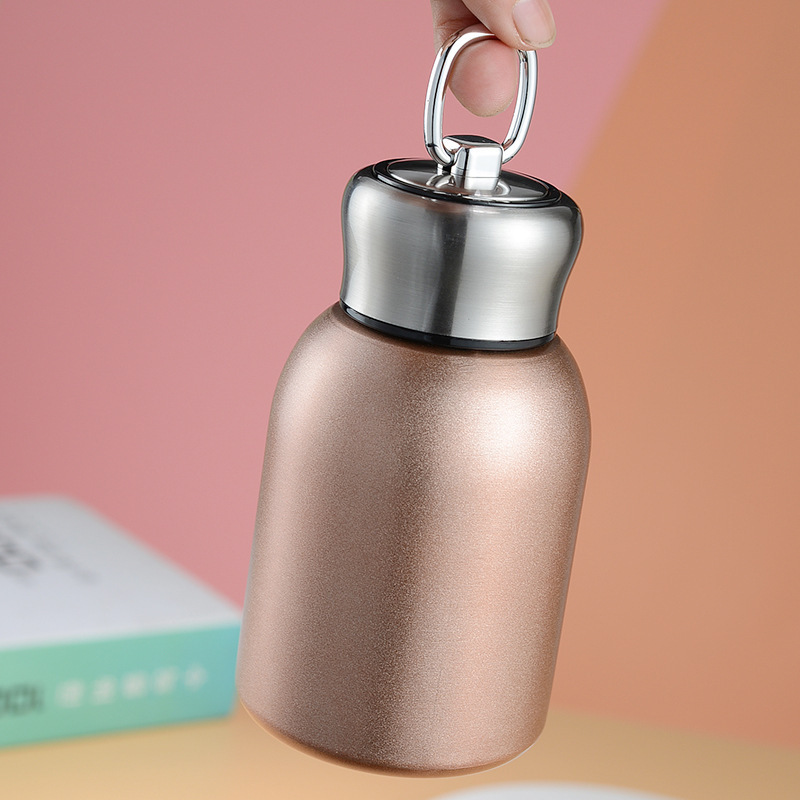 Nuevo anillo de elevación de acero inoxidable al vacío transfronterizo pequeña taza de calor gorda montada en el automóvil mini taza de regalo al por mayor