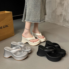 春夏季新款简约时尚拖鞋气质甜美风圆头夹趾松糕底女士人字拖凉外