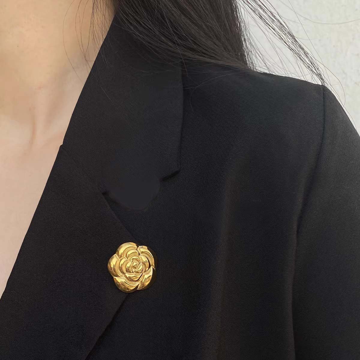 Spilla a bottone in metallo di alta gamma, minimalista ed elegante, con motivo a camelia, per uomo e donna, spilla floreale di lusso da bavero per abito._voghion.com