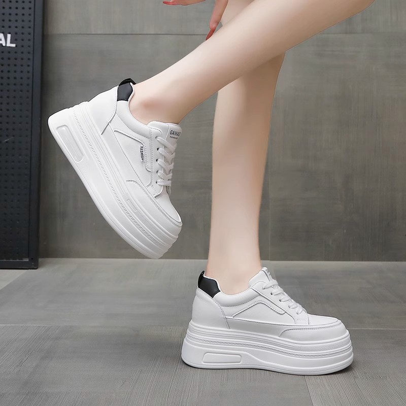Zapatos de correa de explosión muffin pequeños zapatos blancos con una base gruesa aumentada en zapatos de skate casuales para mujeres 2025 primavera nuevos zapatos individuales