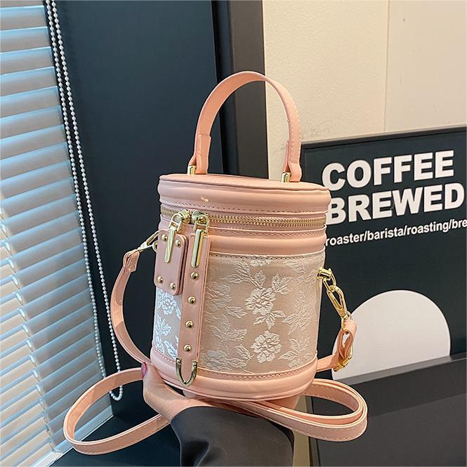 Este año, la nueva popularidad de bolsas bordadas de estilo chino para mujeres 2025 primavera y verano nuevo estilo universal de alta sensación bolsas de cubo de mano