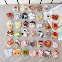 新しい回転のかわいい漫画の図は、携帯電話のエアバッグのデスクトップの強力な吸着女性を適用します。