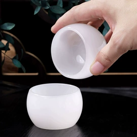 酒杯;玻璃杯;盘