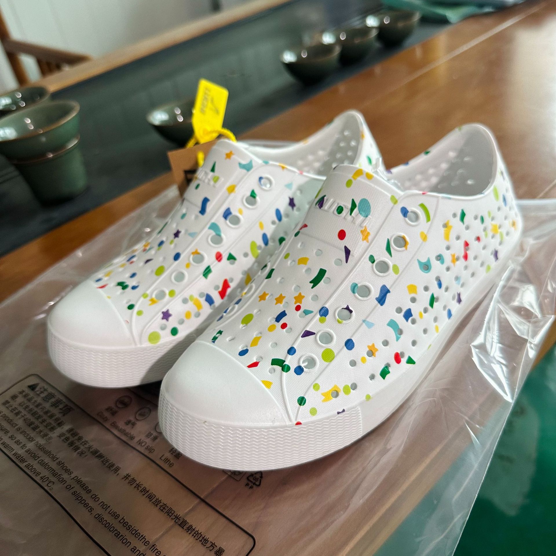 Zapatos de agujero ligero de verano al por mayor hombres y mujeres pareja verano antideslizante transpirable casual Hollow Beach Shoes sandalias