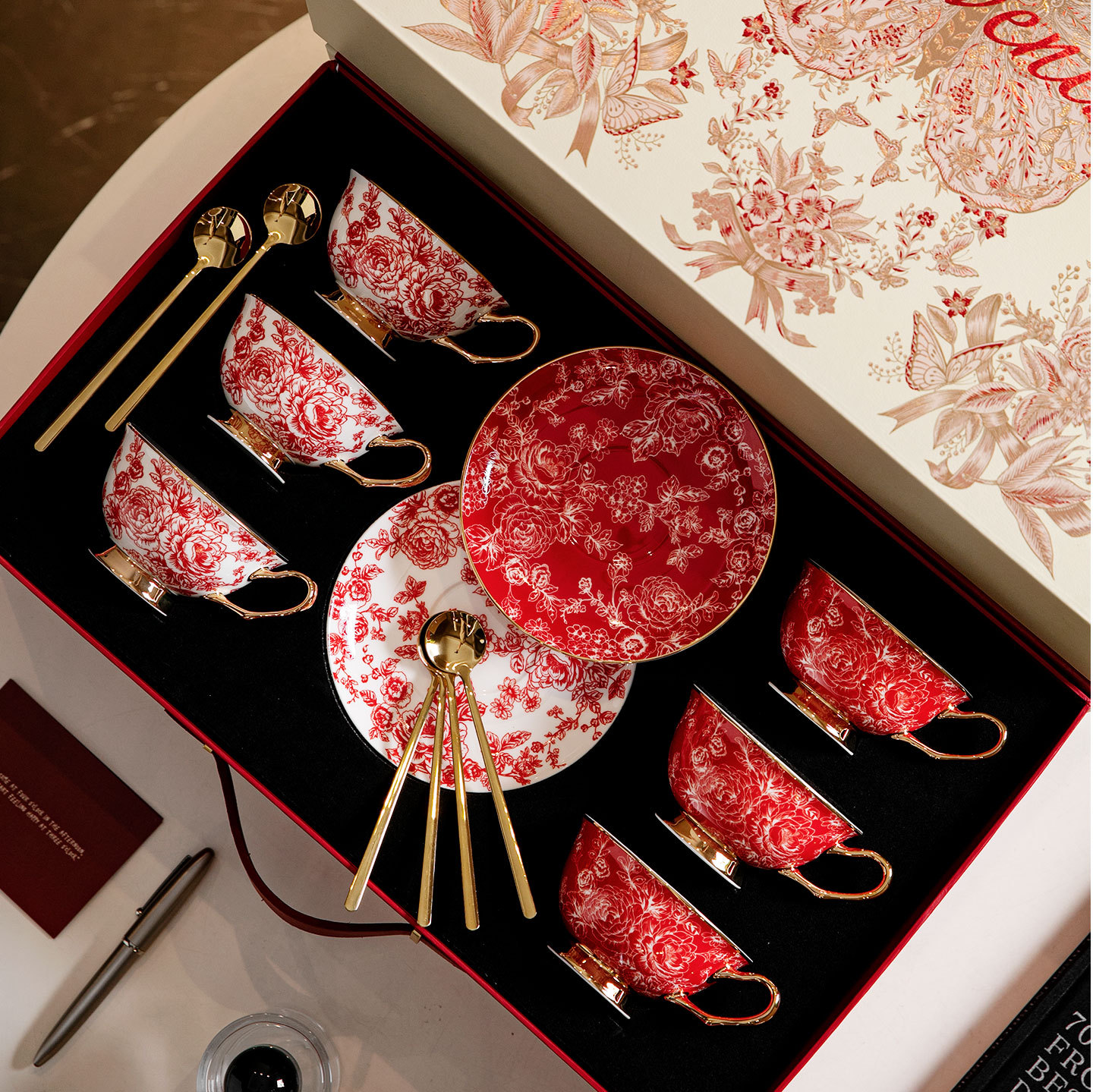 Shane Creative Japanese Rose Cup Juego de taza de té de la tarde de porcelana de hueso de lujo ligero Regalo de boda de cumpleaños de novia