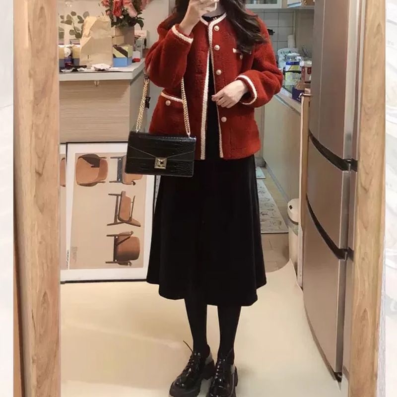 Red small fragrant wind coat female autumn winter 2023 new small thickened lamb fur one short coat