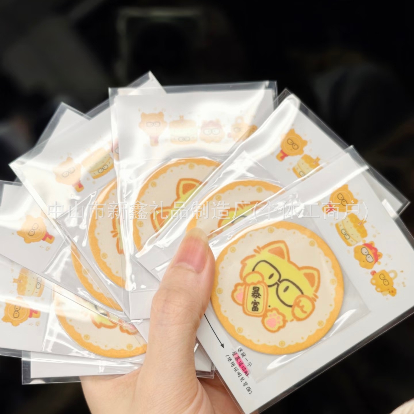 Round digital cleaning stickers, popular on Xiaohongshu, screen cleaning stickers, custom original illustrations, reusable screen stickers factory