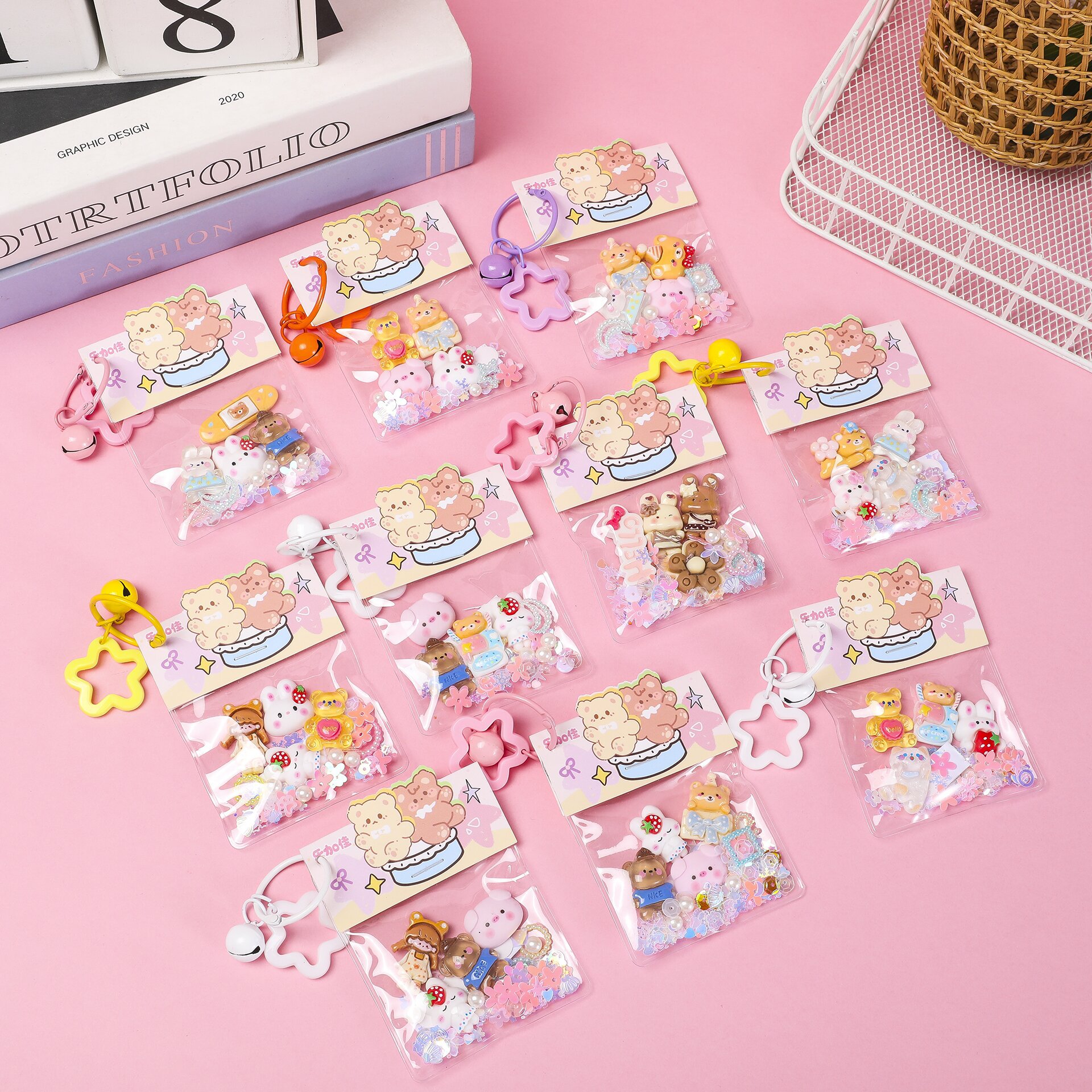 B Soft Moe Research Institute Colgante de bolsa para caminar para bebés Colgante de mochila escolar Colgante de simulación de comida y juego Resina en miniatura para estudiantes