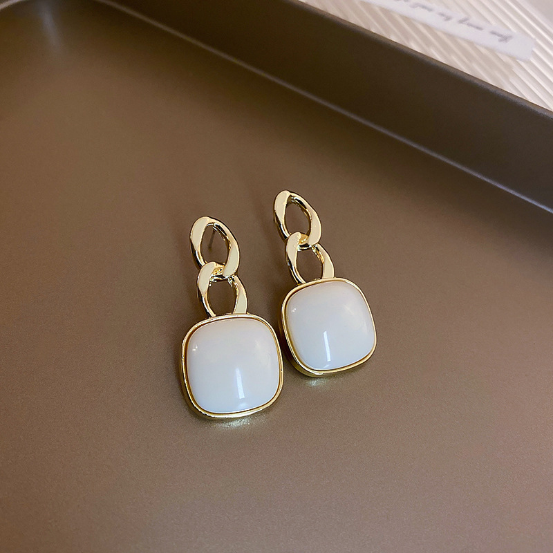 Pendientes de perlas de aceite con goteo de aguja de plata Pendientes de todo fósforo de moda, lujo ligero, joyería retro de alta gama al por mayor, fabricante de Yiwu