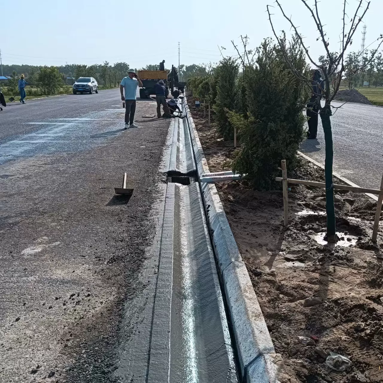 三英滑模机路缘石滑模机自动路缘石滑模机路肩滑模机