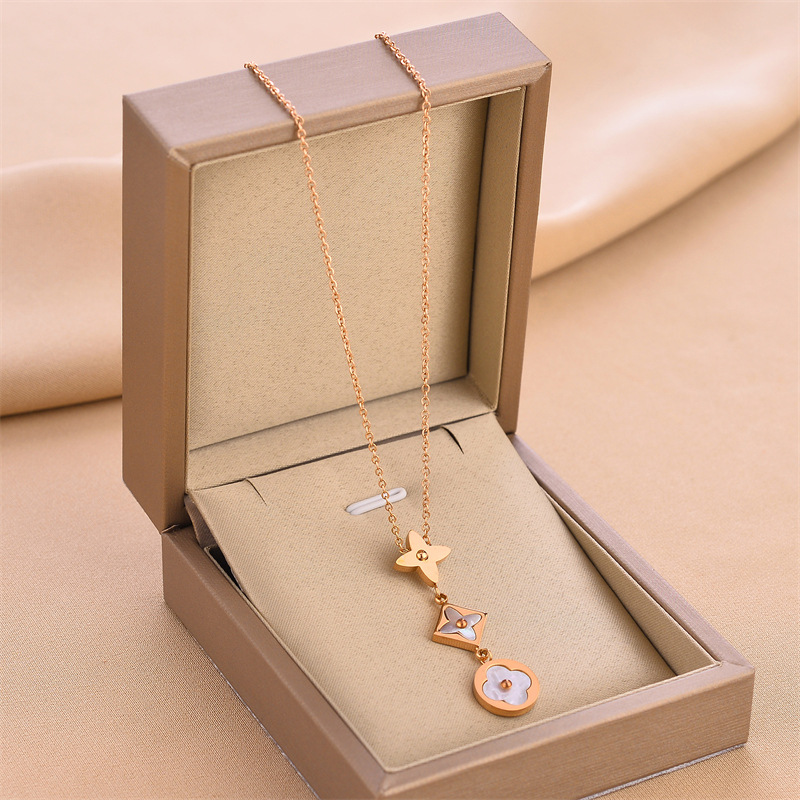 Collar de acero de titanio para mujeres simple y versátil estilo ligero de lujo nicho diseño de alta calidad no decoloración joyería de cadena de clavícula al por mayor
