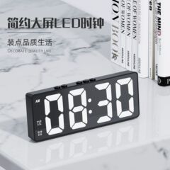 シンプルな大画面led時計の二組の目覚まし時計の音をコントロールします。